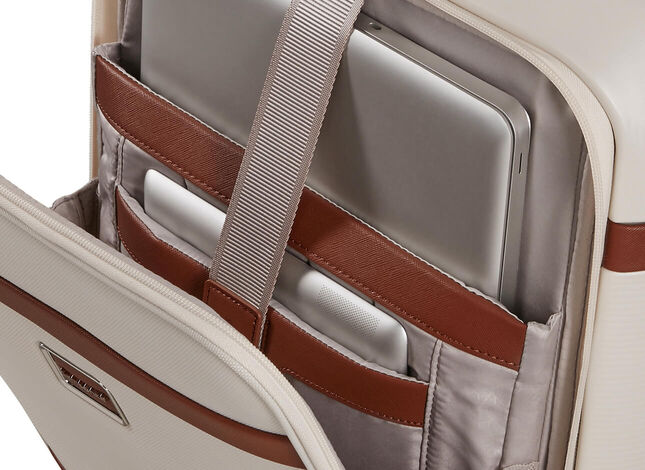 Framficka med fack för dator